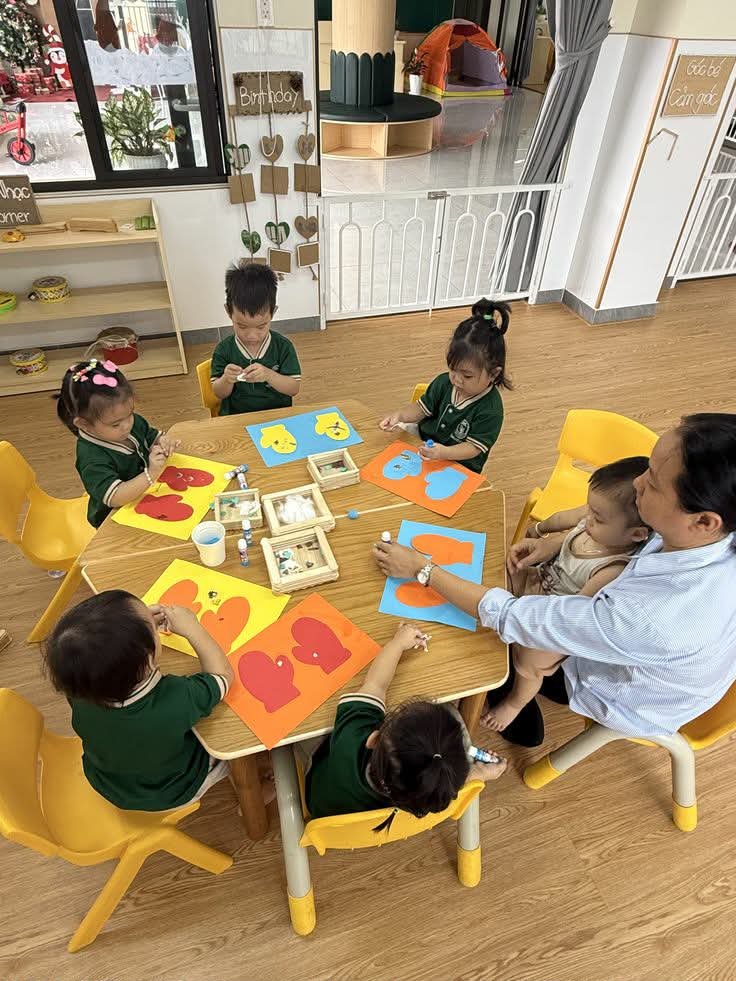 Bé làm thủ công nhóm nhỏ