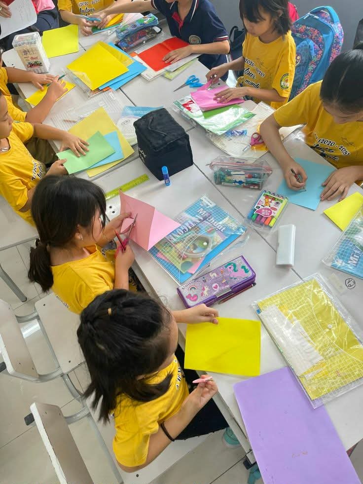 Bé học cắt và tạo hình